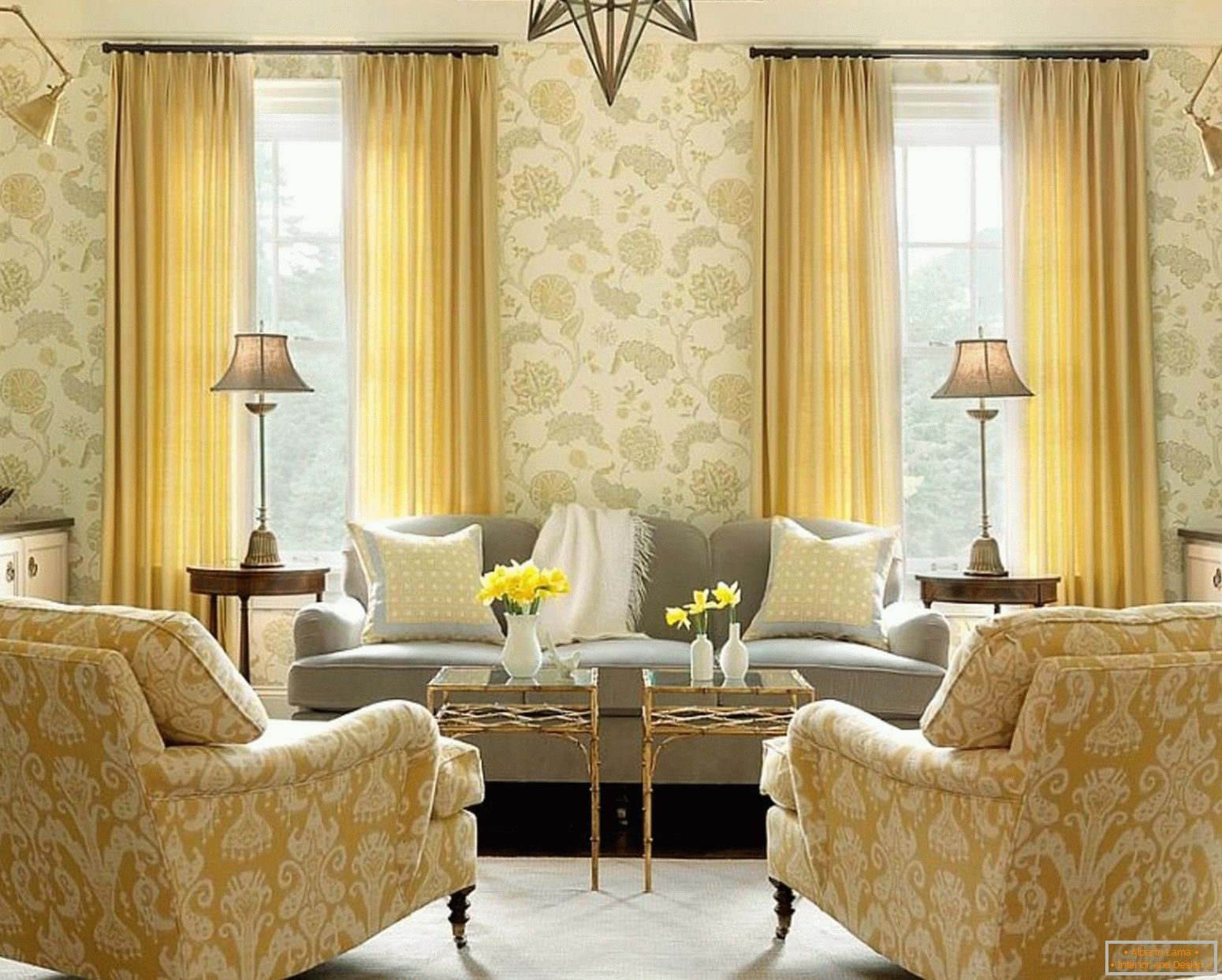 Una combinación de papel tapiz y muebles en la sala de estar