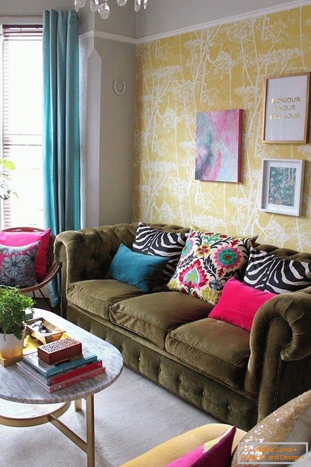 Sala de estar con accesorios de color