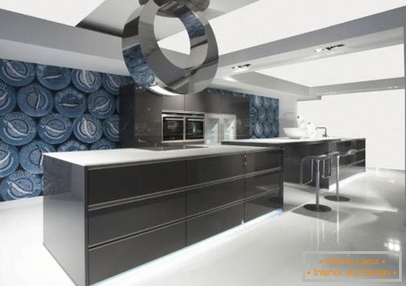 Diseño de una gran cocina con papel pintado brillante en las paredes
