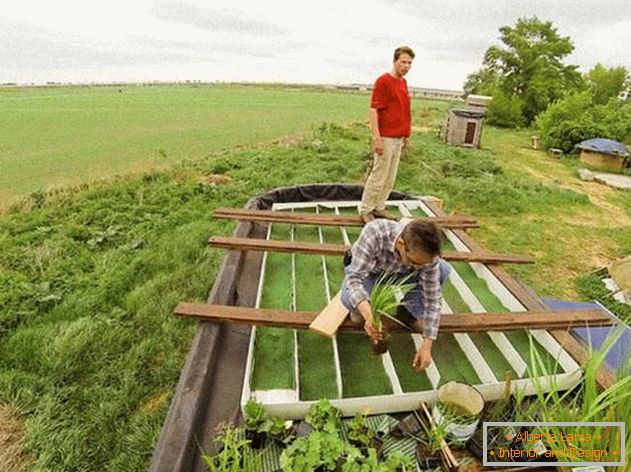 Arreglo de una casa pequeña: un techo en proceso de construcción