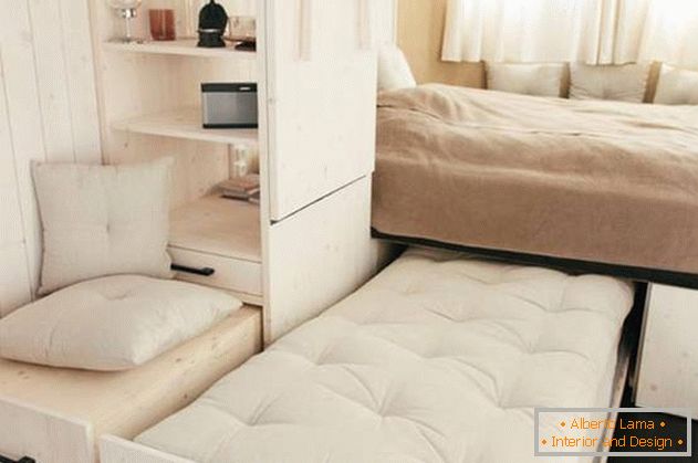 Arreglo interno de una casa pequeña: дополнительная кровать в спальне