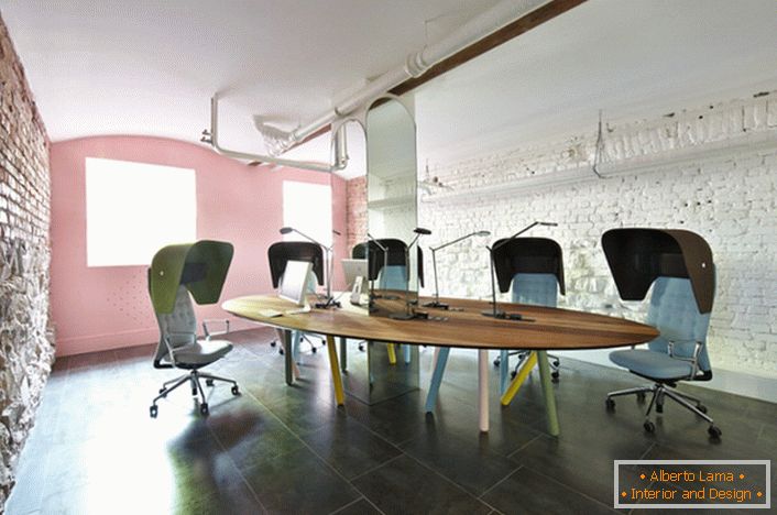 Oficina en estilo loft оформлен знающим дизайнером. В соответствии со стилем стены отделаны кирпичом. 