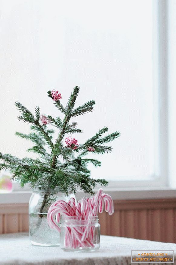 La idea creativa de decorar una ramita de árboles de Navidad