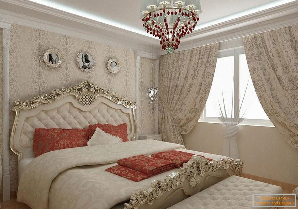 Dormitorio barroco en un apartamento de la ciudad. Cortinas masivas, una cama con respaldos tallados de madera y una araña