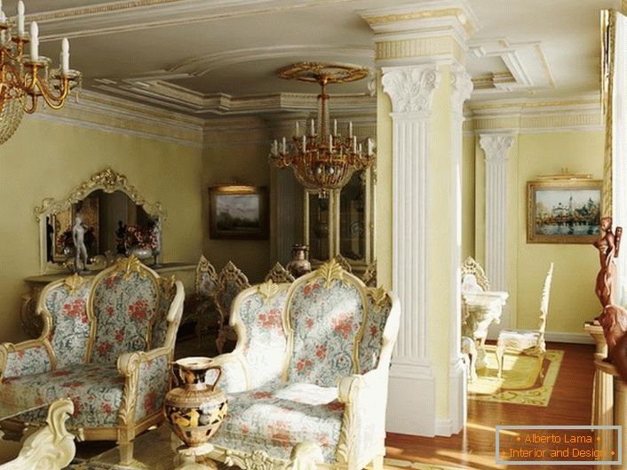 Sillas masivas con tapicería floral en una habitación de invitados barroca. Los techos y una columna están decorados con estuco de placas de yeso.