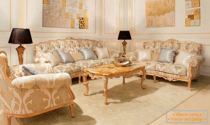 Los muebles tapizados con elementos de madera de color dorado están en armonía con los paneles dorados en las paredes. 