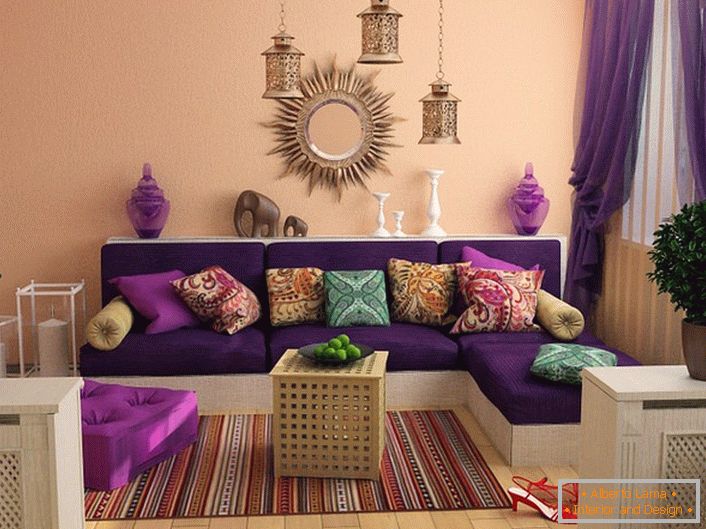Una sala de estar moderna en la metrópoli de negocios de India Delhi es un joven exitoso.