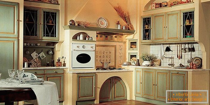 La cocina cálida y acogedora en el estilo campestre es una verdadera alegría para la anfitriona.