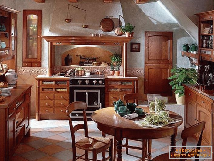 Cocina de campo clásica con muebles seleccionados adecuadamente. La decoración armoniosa del espacio de la cocina era de flores verdes en macetas de arcilla de diferentes tamaños.