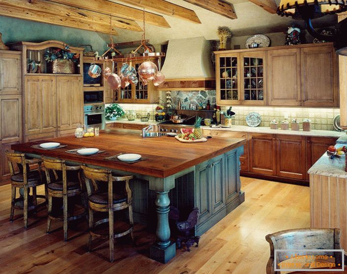 En las mejores tradiciones del país en el diseño del espacio de la cocina, los materiales naturales se utilizan principalmente.