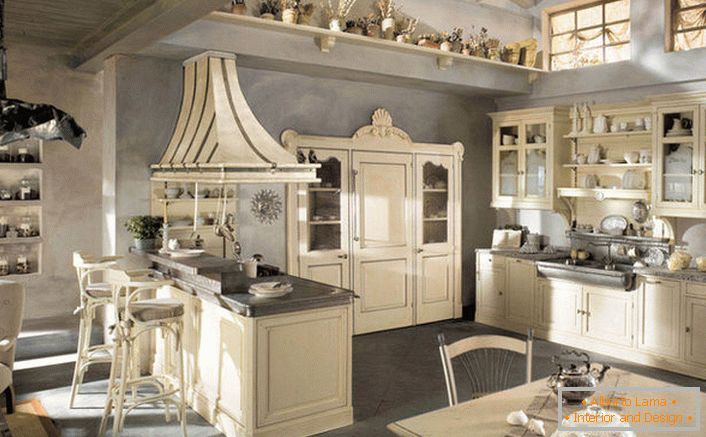 Una espaciosa cocina de estilo rústico en el hogar de un acaudalado español.