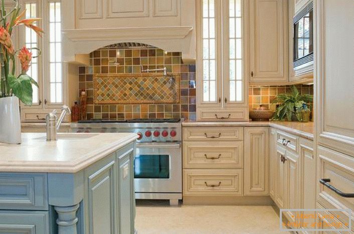 Para la cocina en el estilo rústico, las estufas anchas son perfectas. El autor del diseño diseñó armoniosamente el espacio sobre la estufa.