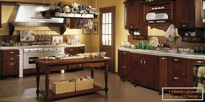El ejemplo correcto de decorar la cocina en estilo country. Cestas de mimbre, flores, racimos decorativos de uvas: crean una atmósfera acogedora en la cocina.