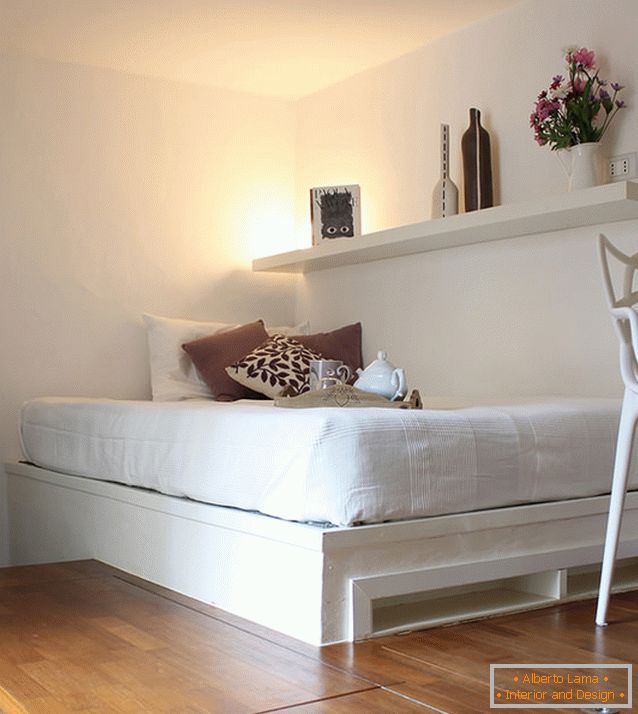 Dormitorio de un pequeño apartamento en Milán
