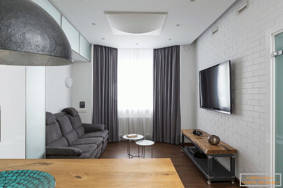 Sala de estar en apartamento con iluminación controlada