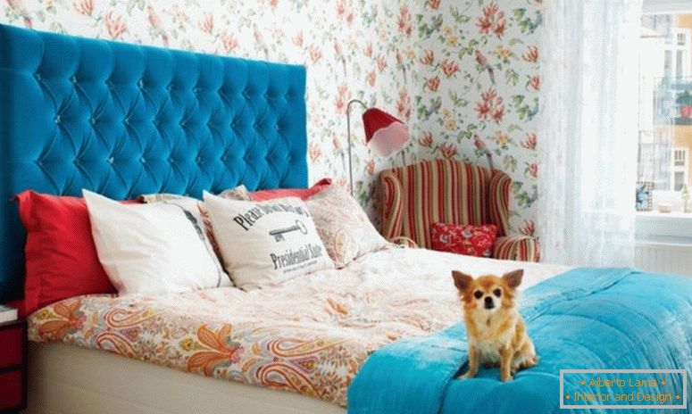 dormitorio con papel tapiz floral