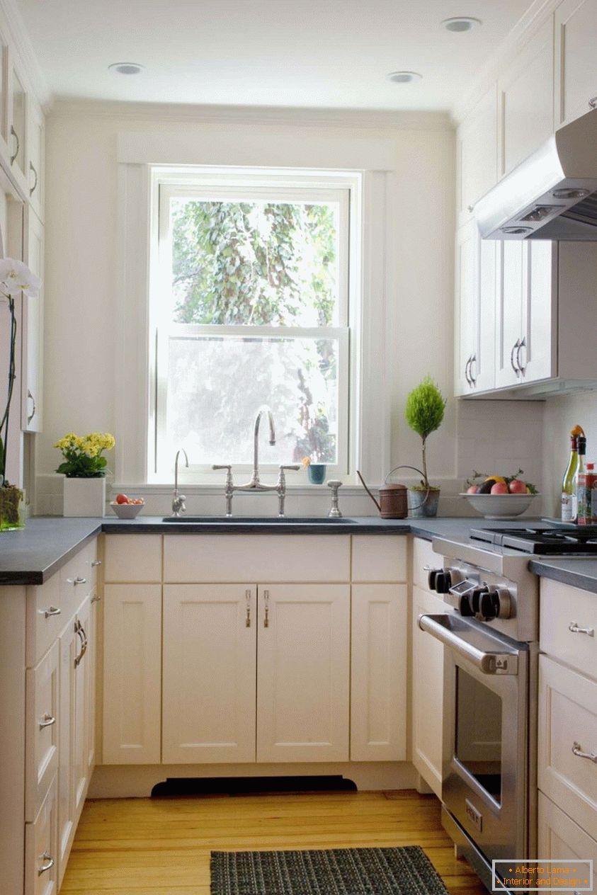 Interior de una pequeña cocina en tonos blancos