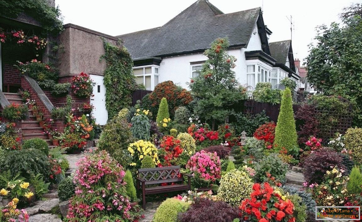 Jardín delantero en frente de la casa en un estilo romántico