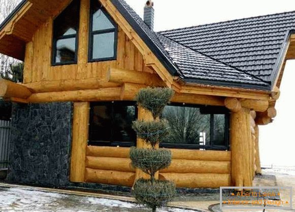 ventanas de pvc en una casa de madera