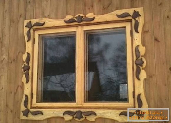 наличники на ventanas en una casa de madera