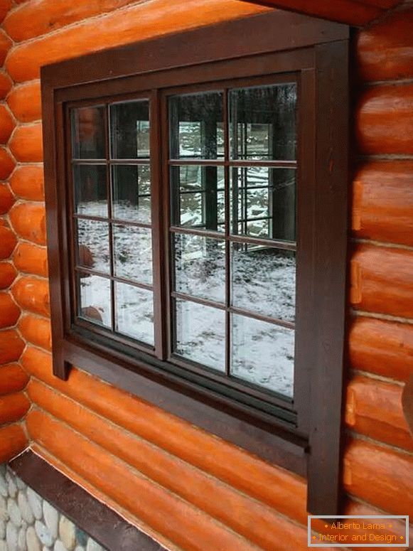 ventanas en una casa de madera