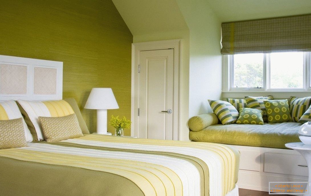 Interior del dormitorio en tonos de oliva