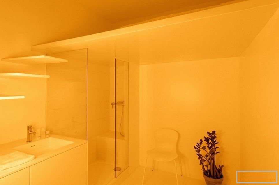 Luz amarilla en el baño