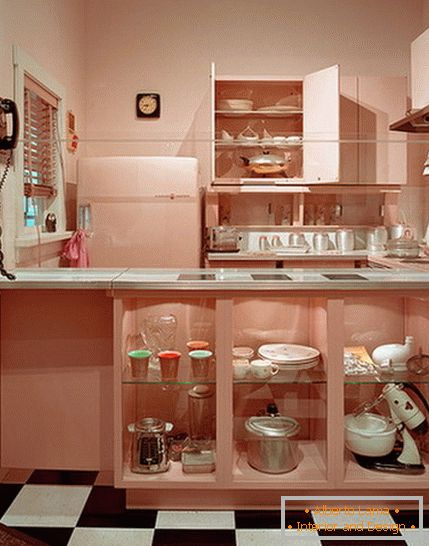 Interior de una pequeña cocina en colores brillantes