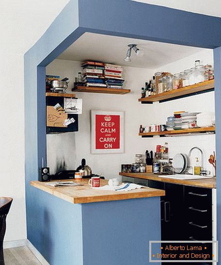 Interior de una pequeña cocina en colores brillantes