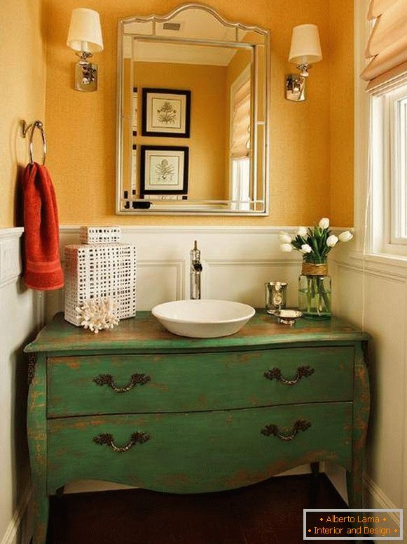 Gabinete debajo del fregadero en el baño - foto con el efecto de la antigüedad