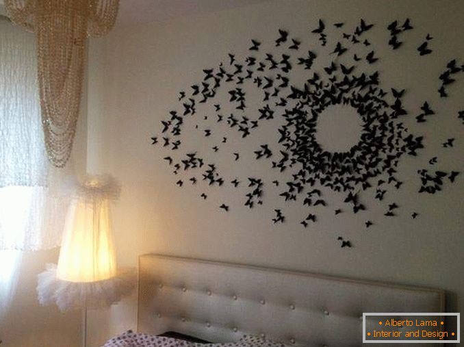 Decoración de mariposas en la pared con sus propias manos - foto en el dormitorio