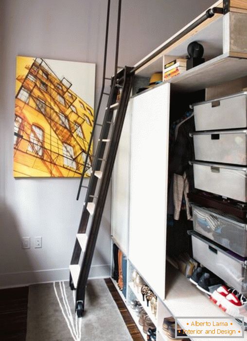 Escalera móvil en el interior de un pequeño apartamento