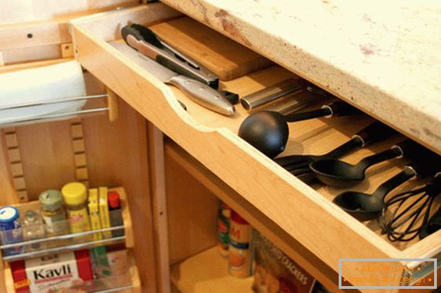 Cajón para almacenamiento de utensilios de cocina