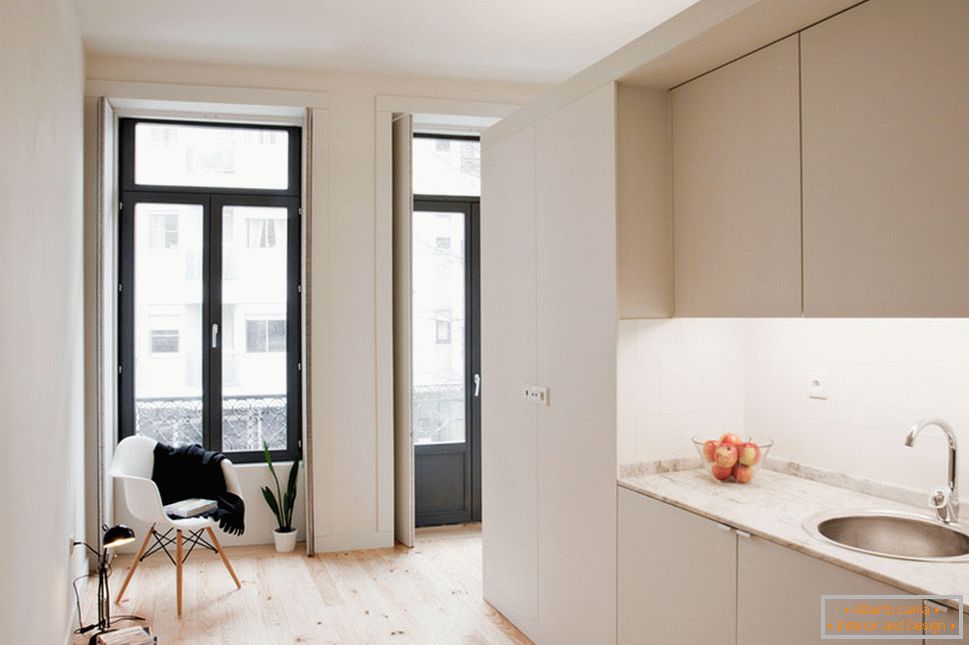 Interior de un pequeño apartamento en colores claros - интерьер кухни
