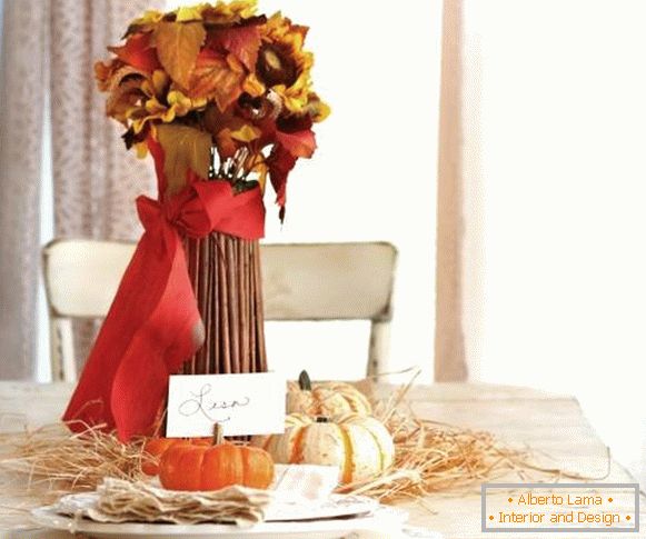 Brillante decoración de otoño de la mesa