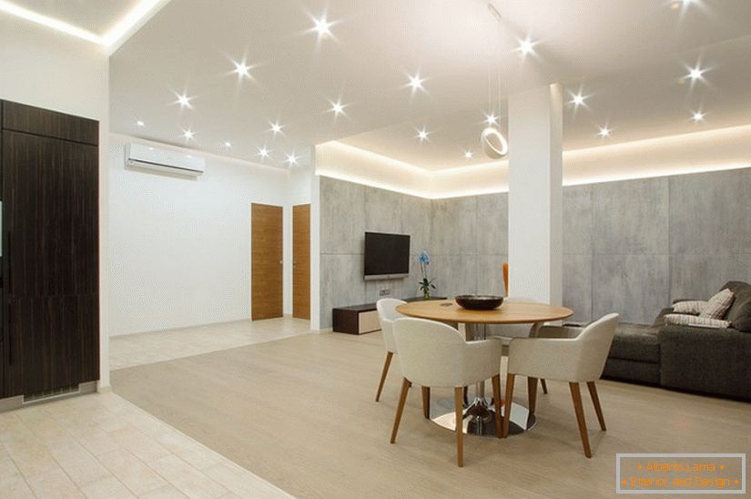 Iluminación de comedor en un espacioso apartamento de una habitación