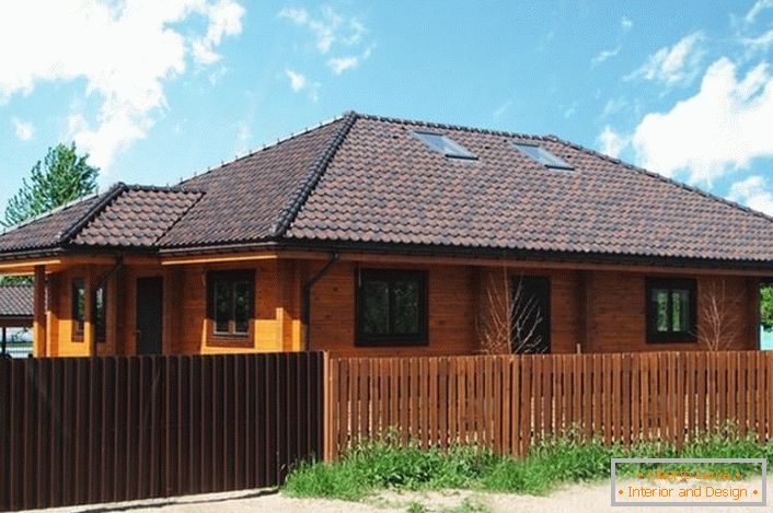 Amplia casa hecha de chapa de madera laminada