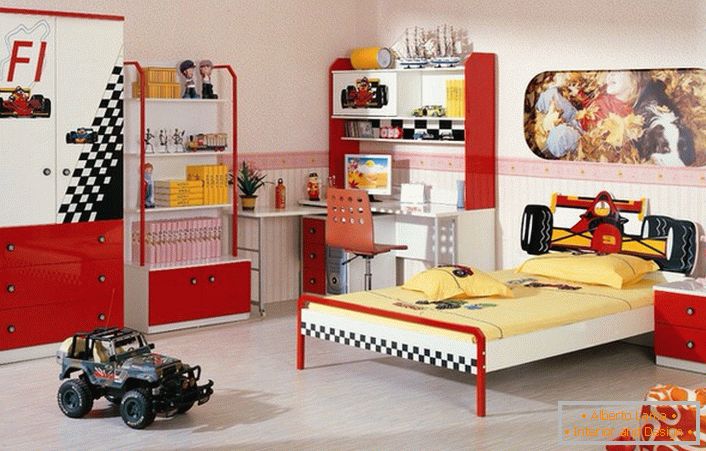 Una habitación espaciosa para un niño en un apartamento común de la ciudad.