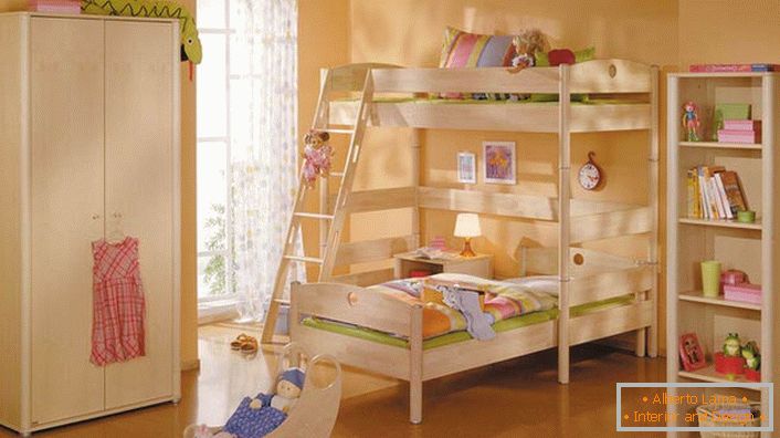 Habitación para niños en estilo de alta tecnología con muebles de madera clara. La simplicidad de los muebles se compensa por su funcionalidad y practicidad.