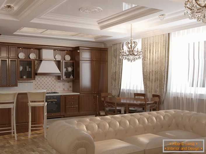 La cocina-sala de estar está decorada en estilo Art Nouveau. Los colores claros, los muebles de madera natural, las arañas de techo macizas hechas de cristal se combinan de acuerdo con el estilo.