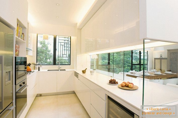 La cocina está separada de la sala por una pared decorativa de vidrio. Una solución interesante para el interior en el estilo de hola.