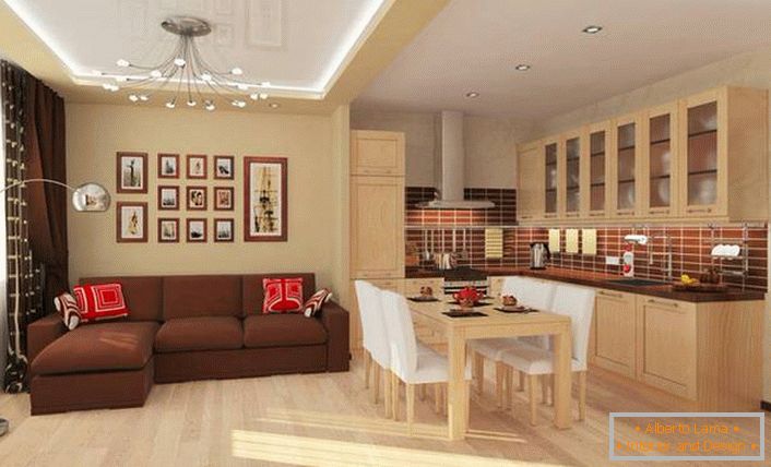 El comedor separa la cocina de la sala de estar. Variante funcional del diseño de interiores en un espacioso apartamento de una habitación.