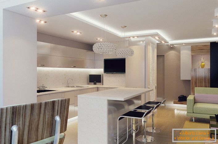 Un acogedor apartamento tipo estudio está bien enmarcado en términos de estilo. Un diseño atractivo y visualmente memorable de la sala de estar, combinado con la cocina, también es práctico y funcional.