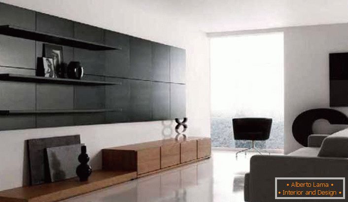 El estilo de minimalismo es notable por el uso de estantes prácticos para decorar la sala de estar.