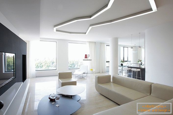 Un ejemplo de la correcta selección de iluminación para la sala de estar en el estilo del minimalismo. De acuerdo con los requisitos de estilo en la creación de formas geométricas interiores y líneas estrictas se utilizan.