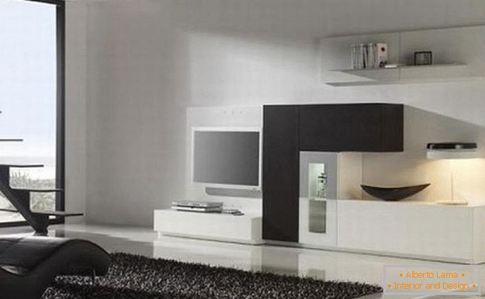 La sala de estar de estilo minimalista está decorada con una pila oscura con un montón alto. El diseño discreto se ve elegante y atractivo.