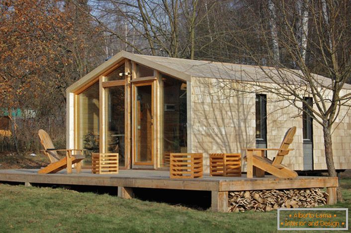 Casa modular para una residencia de verano: una opción número uno entre los residentes modernos de verano.