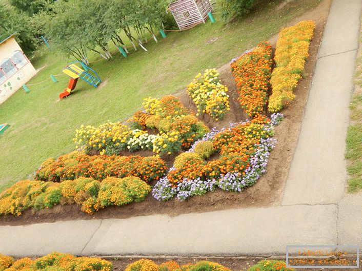 El jardín de flores modular en forma de un sol radiante se ve armoniosamente en el patio de recreo.