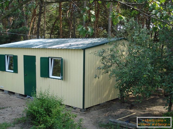 Una casa modular de pequeño tamaño es adecuada para unas vacaciones en el campo. Un sitio bien organizado, completo con una estructura modular, es una excelente opción para bienes raíces suburbanos.