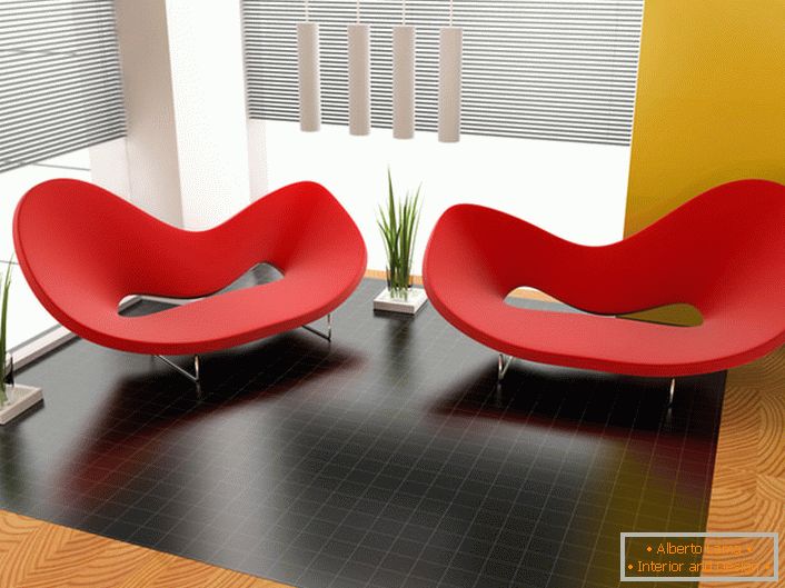 Interesantes sillones brillantes de una forma extraña para el diseño en el estilo de la vanguardia. 